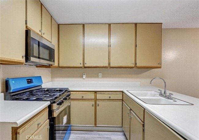 450 E 4th St, Unit 334 in Santa Ana, CA - Building Photo - Building Photo
