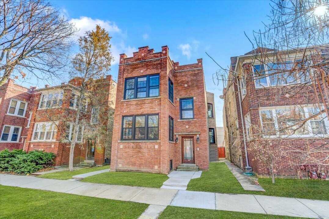 3315 W Cullom Ave in Chicago, IL - Building Photo