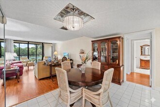 16251 Golf Club Rd, Unit 312 in Weston, FL - Foto de edificio - Building Photo