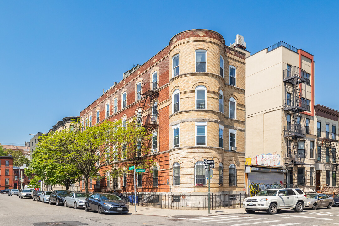 15 Kosciuszko St in Brooklyn, NY - Building Photo