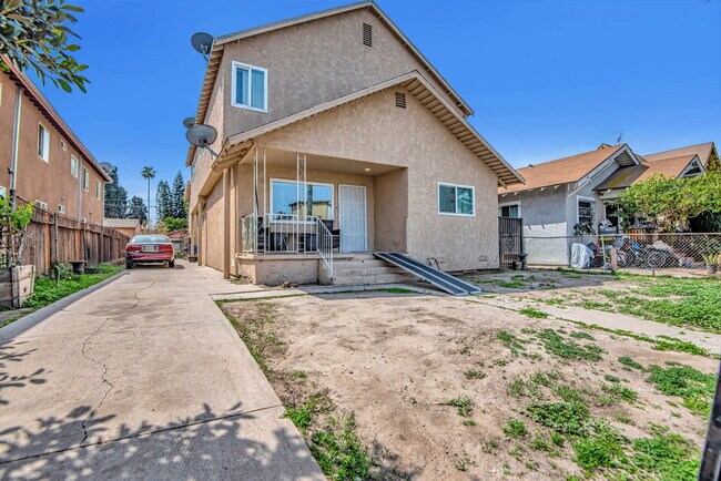 152 W 77th St, Unit 1.2 in Los Angeles, CA - Building Photo - Building Photo