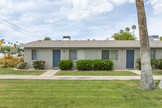 Emerald Park Condominiums in Phoenix, AZ - Foto de edificio - Building Photo
