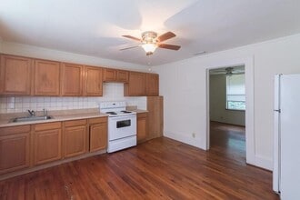 2020 Hollywood Dr in Tallahassee, FL - Building Photo - Building Photo