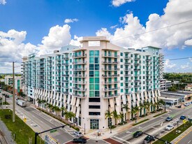 Hollywood Station in Hollywood, FL - Building Photo