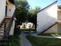 Pinery Apartments in Azusa, CA - Foto de edificio - Building Photo