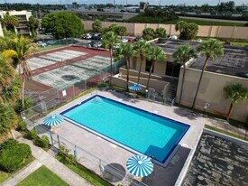 8625 NW 8th St, Unit 205 in Miami, FL - Building Photo