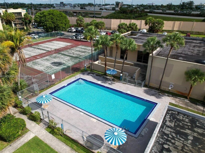 8625 NW 8th St, Unit 205 in Miami, FL - Building Photo