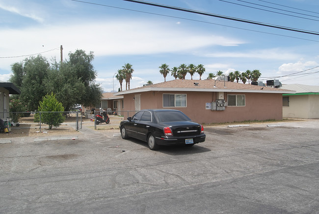 631 Desert Ln in Las Vegas, NV - Foto de edificio - Building Photo