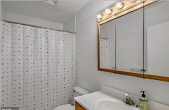 345 W Signal Hill Rd in King of Prussia, PA - Foto de edificio - Building Photo