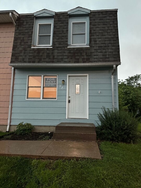 725 W 61st St in Davenport, IA - Building Photo