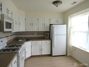 32 Lafayette Ct in North Brunswick, NJ - Foto de edificio - Building Photo