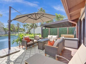 2667 Parkview Dr S in Hallandale Beach, FL - Building Photo