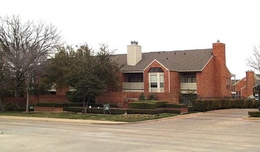 Williamsburg Condominiums in Dallas, TX - Foto de edificio - Building Photo