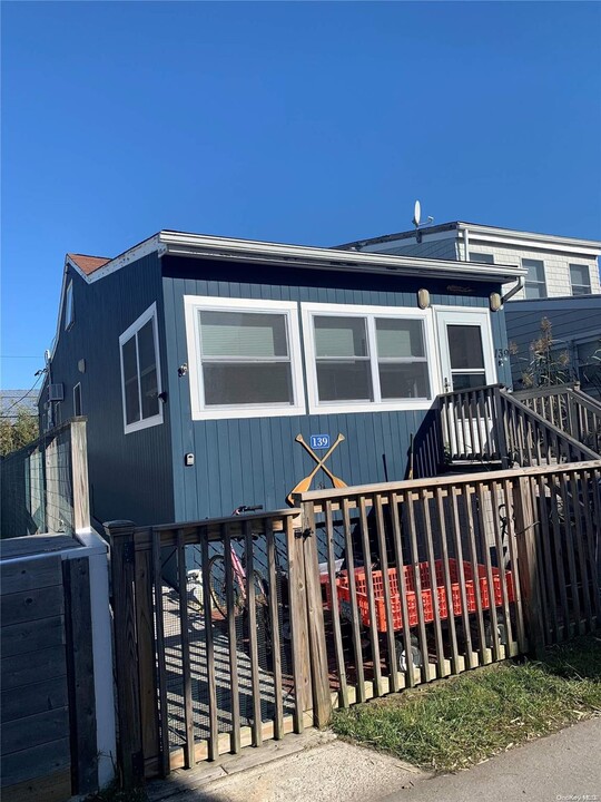 139 Bungalow Ln in Ocean Beach, NY - Building Photo