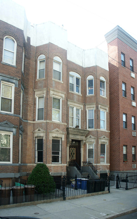 233 N Henry St in Brooklyn, NY - Building Photo