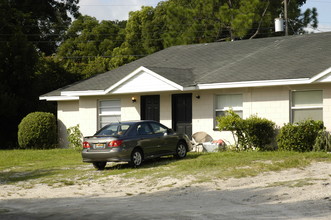 613 Robin Rd in Lakeland, FL - Foto de edificio - Building Photo