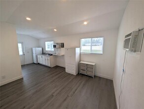 1002 Kirkland Dr in Tampa, FL - Building Photo - Building Photo