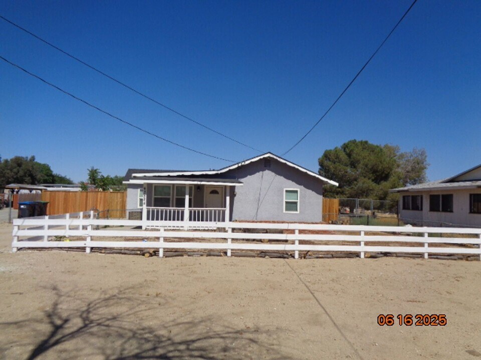 43524 7th St E in Lancaster, CA - Building Photo