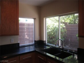 817 Bow Creek Ln in Las Vegas, NV - Foto de edificio - Building Photo