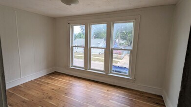 121 E Holbrook Ave in Muskegon, MI - Foto de edificio - Building Photo