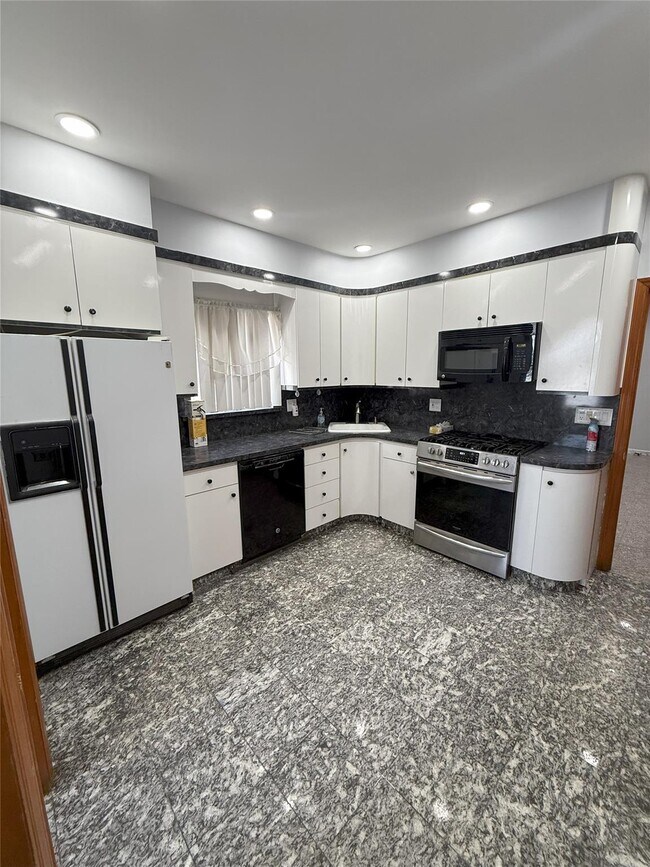 66-18 75th St-Unit -1ST FLOOR in Queens, NY - Building Photo - Building Photo