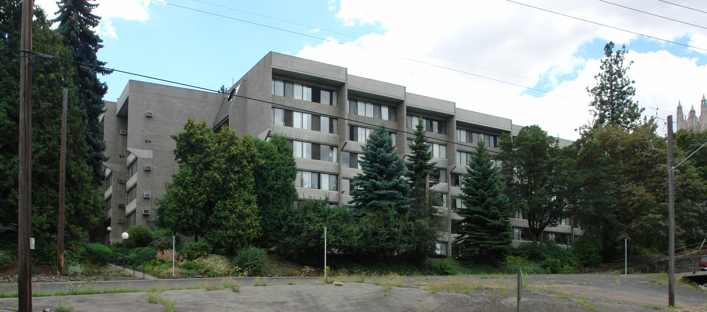 Canterbury Court in Spokane, WA - Building Photo