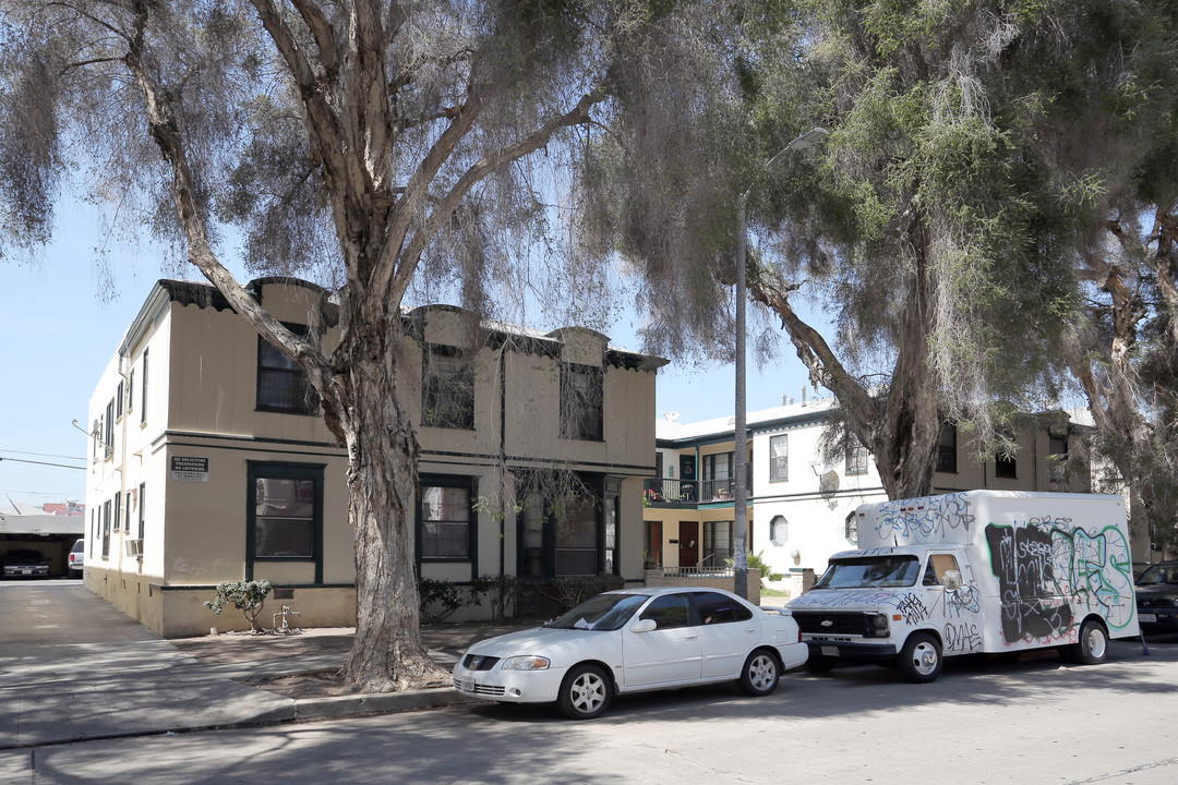 1735 S Westmoreland Ave in Los Angeles, CA - Building Photo