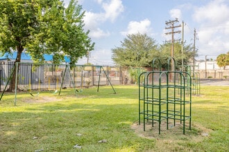 Cerca Demi Apartments in Houston, TX - Foto de edificio - Building Photo