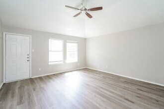 110 Comanche Trail in Krum, TX - Building Photo - Building Photo