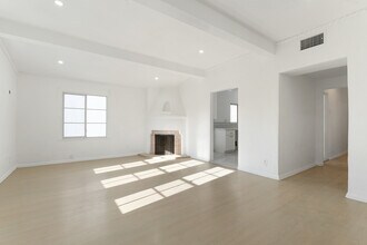12109 Hoffman St, Unit 12109.5 in Studio City, CA - Foto de edificio - Building Photo