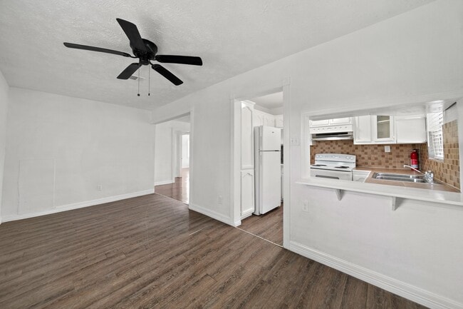 property at 606 W 7th St