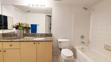 2457 Centergate Dr, Unit 108 in Miramar, FL - Foto de edificio - Building Photo