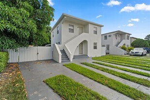 255 Beacom Blvd in Miami, FL - Building Photo