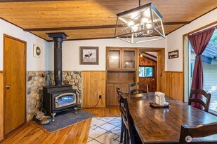 37627 W Lake Walker Dr SE in Enumclaw, WA - Building Photo