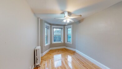 56 Burbank St, Unit 21B in Boston, MA - Foto de edificio - Building Photo