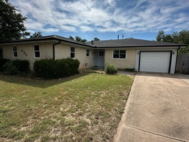 220 W Ridge Rd in Norman, OK - Building Photo