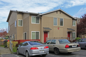 Pine Village Condominiums in Everett, WA - Building Photo - Building Photo