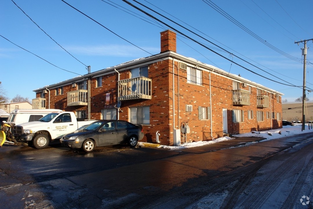 Courtview Apartments in Roseville, MI - Building Photo