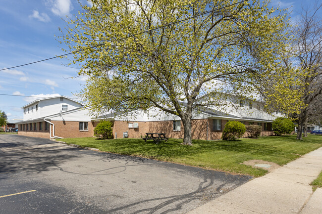 Bellows Street Apartments in Mt. Pleasant, MI - Building Photo - Building Photo