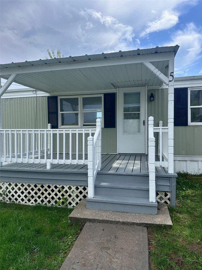 property at 5 Hideaway Ln