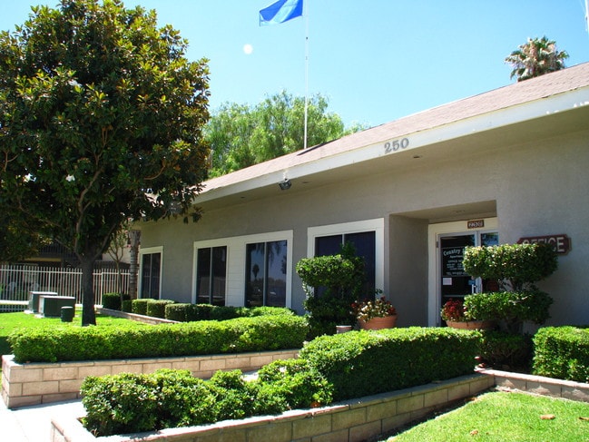 Country Hills Apartments