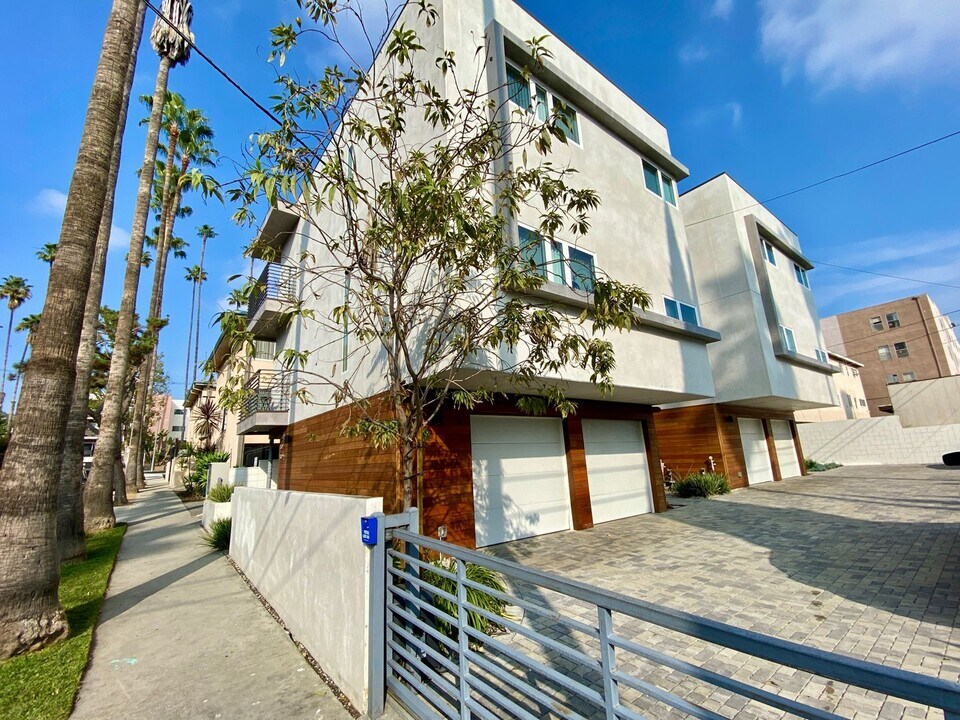 1524 1/2-1804 1/2 Serrano Ave in Los Angeles, CA - Building Photo