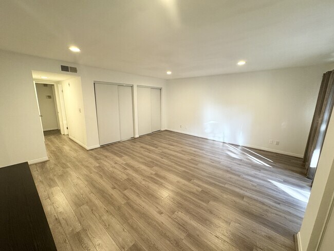 2700 Cahuenga Blvd in Los Angeles, CA - Building Photo - Building Photo