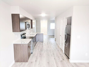 8300 SE Flavel St in Portland, OR - Building Photo - Building Photo