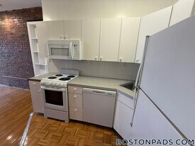 88 W Cedar St in Boston, MA - Building Photo