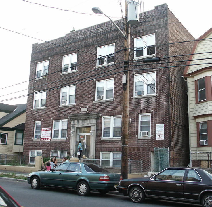 493-495 Stuyvesant Ave in Irvington, NJ - Building Photo