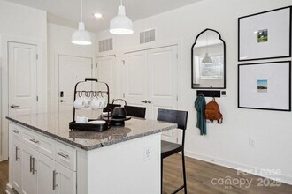13511 Montoy Wy, Unit B1 in Charlotte, NC - Foto de edificio - Building Photo