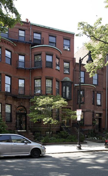 371 Beacon St in Boston, MA - Foto de edificio