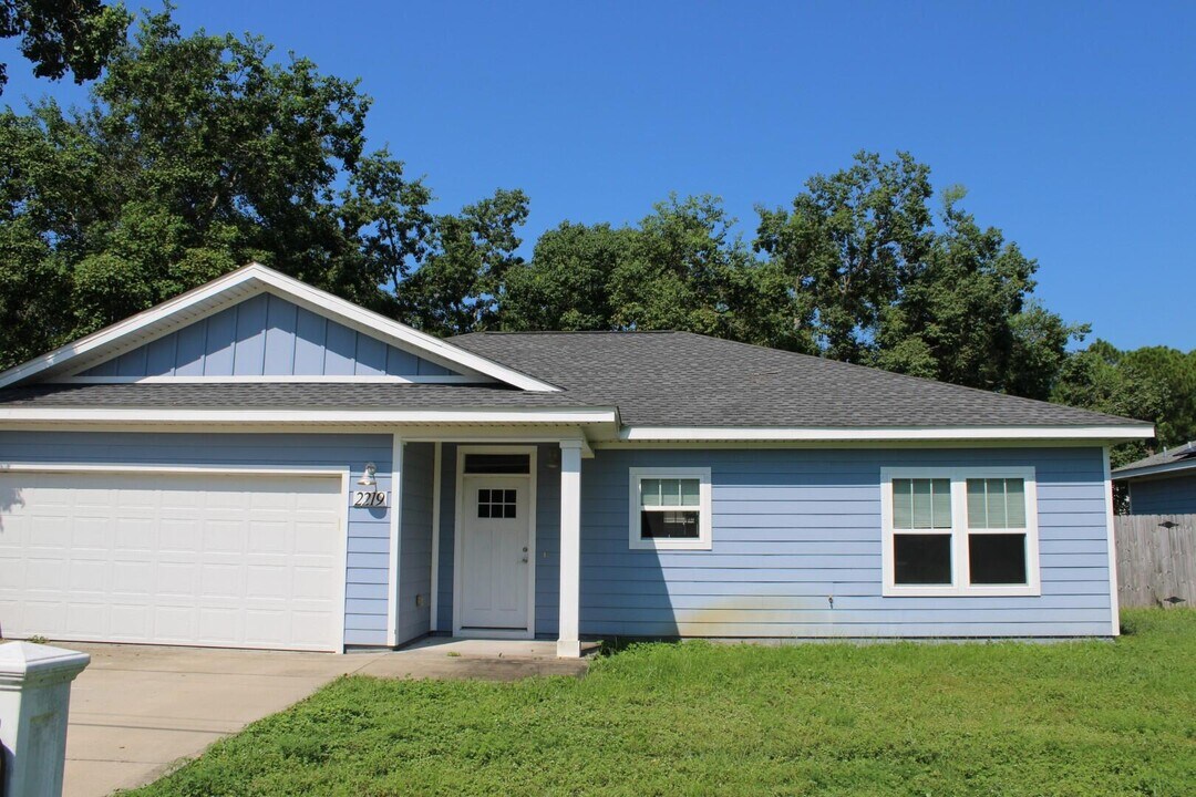 2219 Wind Trace Rd N in Navarre, FL - Building Photo