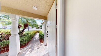 113 Canterbury Pl in Royal Palm Beach, FL - Building Photo - Building Photo